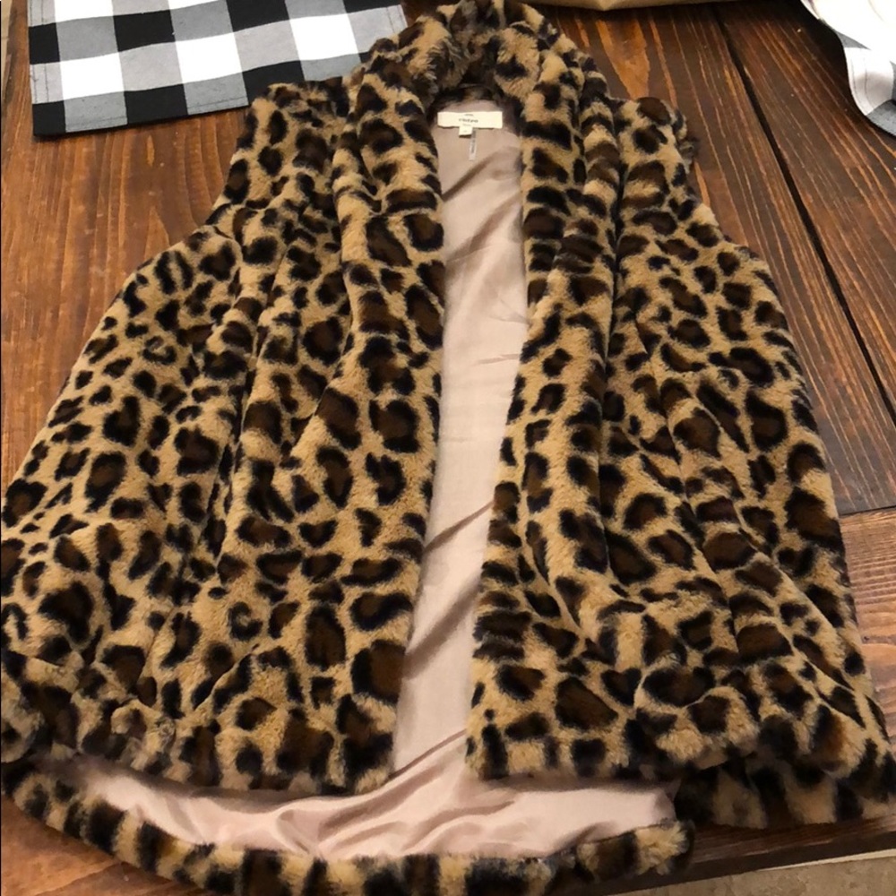 🔥leopard faux fur vest! Size small